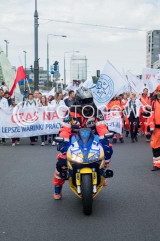  24.09.2016 WARSZAWA<br /> MANIFESTACJA SRODOWISK SLUZBY ZDROWIA <br /> N/Z UCZESTNICY CZOLO MARSZU <br />  
