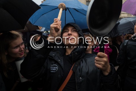  03.10.2016 WARSZAWA <br />CZARNY PROTEST W WARSZAWIE PRZECIWKO NOWELIZACJI USTAWY ABORYJNEJ<br /> MANIFESTACJA POD KOLUMNA ZYGMUNTA <br /> N/Z UCZESTNICY<br />  