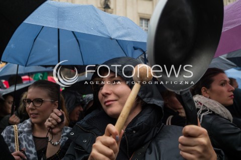  03.10.2016 WARSZAWA <br />CZARNY PROTEST W WARSZAWIE PRZECIWKO NOWELIZACJI USTAWY ABORYJNEJ<br /> MANIFESTACJA POD KOLUMNA ZYGMUNTA <br /> N/Z UCZESTNICY<br />  