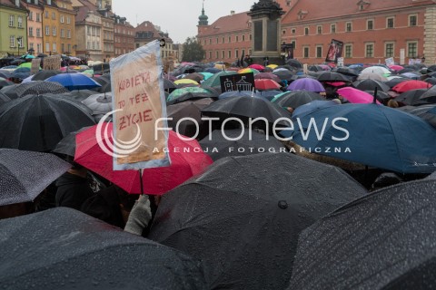  03.10.2016 WARSZAWA <br />CZARNY PROTEST W WARSZAWIE PRZECIWKO NOWELIZACJI USTAWY ABORYJNEJ<br /> MANIFESTACJA POD KOLUMNA ZYGMUNTA <br /> N/Z UCZESTNICY<br />  