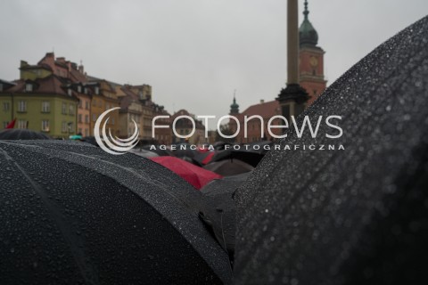  03.10.2016 WARSZAWA <br />CZARNY PROTEST W WARSZAWIE PRZECIWKO NOWELIZACJI USTAWY ABORYJNEJ<br /> MANIFESTACJA POD KOLUMNA ZYGMUNTA <br /> N/Z UCZESTNICY<br />  