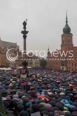  03.10.2016 WARSZAWA <br />CZARNY PROTEST W WARSZAWIE PRZECIWKO NOWELIZACJI USTAWY ABORYJNEJ<br /> MANIFESTACJA POD KOLUMNA ZYGMUNTA <br /> N/Z UCZESTNICY<br />  