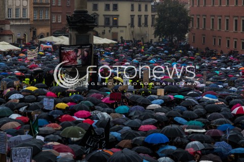  03.10.2016 WARSZAWA <br />CZARNY PROTEST W WARSZAWIE PRZECIWKO NOWELIZACJI USTAWY ABORYJNEJ<br /> MANIFESTACJA POD KOLUMNA ZYGMUNTA <br /> N/Z UCZESTNICY<br />  