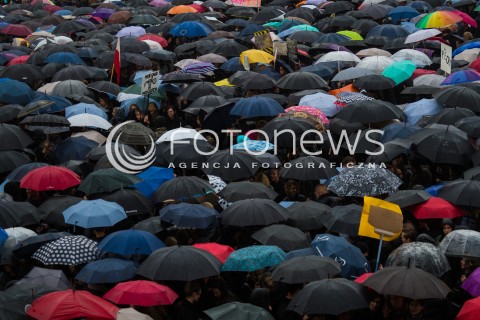  03.10.2016 WARSZAWA <br />CZARNY PROTEST W WARSZAWIE PRZECIWKO NOWELIZACJI USTAWY ABORYJNEJ<br /> MANIFESTACJA POD KOLUMNA ZYGMUNTA <br /> N/Z UCZESTNICY<br />  