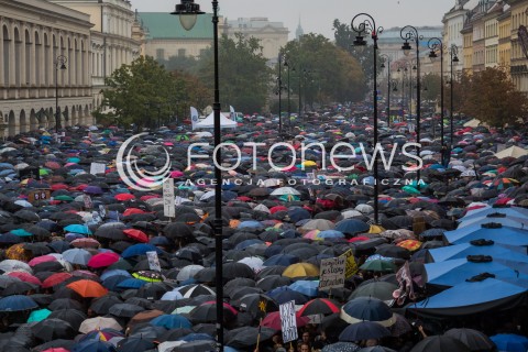  03.10.2016 WARSZAWA <br />CZARNY PROTEST W WARSZAWIE PRZECIWKO NOWELIZACJI USTAWY ABORYJNEJ<br /> MANIFESTACJA POD KOLUMNA ZYGMUNTA <br /> N/Z UCZESTNICY<br />  