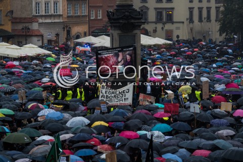 03.10.2016 WARSZAWA <br />CZARNY PROTEST W WARSZAWIE PRZECIWKO NOWELIZACJI USTAWY ABORYJNEJ<br /> MANIFESTACJA POD KOLUMNA ZYGMUNTA <br /> N/Z UCZESTNICY<br />  
