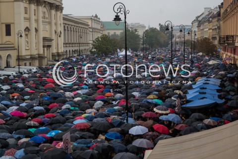  03.10.2016 WARSZAWA <br />CZARNY PROTEST W WARSZAWIE PRZECIWKO NOWELIZACJI USTAWY ABORYJNEJ<br /> MANIFESTACJA POD KOLUMNA ZYGMUNTA <br /> N/Z UCZESTNICY<br />  