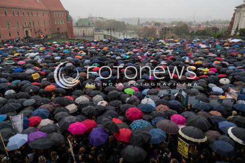  03.10.2016 WARSZAWA <br />CZARNY PROTEST W WARSZAWIE PRZECIWKO NOWELIZACJI USTAWY ABORYJNEJ<br /> MANIFESTACJA POD KOLUMNA ZYGMUNTA <br /> N/Z UCZESTNICY<br />  