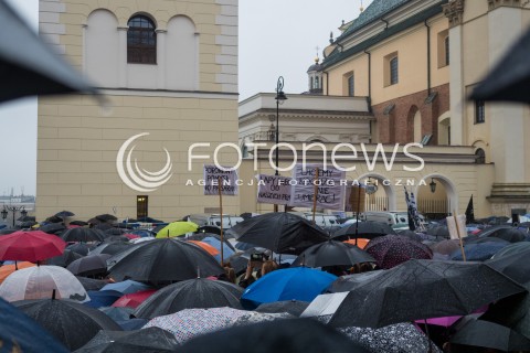  03.10.2016 WARSZAWA <br />CZARNY PROTEST W WARSZAWIE PRZECIWKO NOWELIZACJI USTAWY ABORYJNEJ<br /> MANIFESTACJA POD KOLUMNA ZYGMUNTA <br /> N/Z UCZESTNICY<br />  