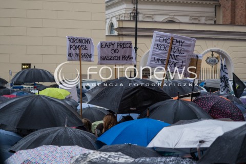  03.10.2016 WARSZAWA <br />CZARNY PROTEST W WARSZAWIE PRZECIWKO NOWELIZACJI USTAWY ABORYJNEJ<br /> MANIFESTACJA POD KOLUMNA ZYGMUNTA <br /> N/Z UCZESTNICY<br />  