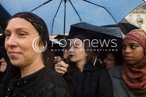  03.10.2016 WARSZAWA <br />CZARNY PROTEST W WARSZAWIE PRZECIWKO NOWELIZACJI USTAWY ABORYJNEJ<br /> MANIFESTACJA POD KOLUMNA ZYGMUNTA <br /> N/Z UCZESTNICY<br />  