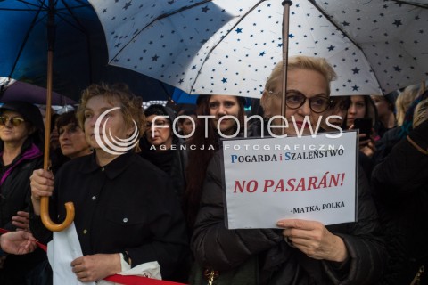  03.10.2016 WARSZAWA <br />CZARNY PROTEST W WARSZAWIE PRZECIWKO NOWELIZACJI USTAWY ABORYJNEJ<br /> MANIFESTACJA POD KOLUMNA ZYGMUNTA <br /> N/Z UCZESTNICY<br />  
