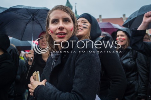  03.10.2016 WARSZAWA <br />CZARNY PROTEST W WARSZAWIE PRZECIWKO NOWELIZACJI USTAWY ABORYJNEJ<br /> MANIFESTACJA POD KOLUMNA ZYGMUNTA <br /> N/Z UCZESTNICY<br />  
