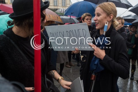  03.10.2016 WARSZAWA <br />CZARNY PROTEST W WARSZAWIE PRZECIWKO NOWELIZACJI USTAWY ABORYJNEJ<br /> MANIFESTACJA POD KOLUMNA ZYGMUNTA <br /> N/Z UCZESTNICY<br />  