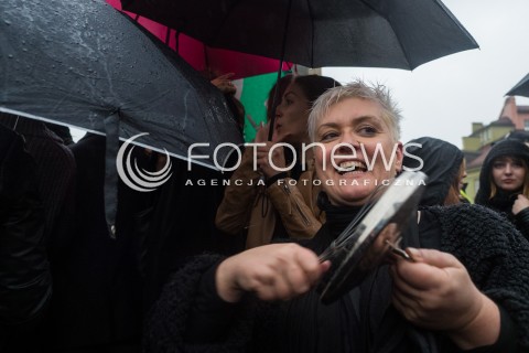  03.10.2016 WARSZAWA <br />CZARNY PROTEST W WARSZAWIE PRZECIWKO NOWELIZACJI USTAWY ABORYJNEJ<br /> MANIFESTACJA POD KOLUMNA ZYGMUNTA <br /> N/Z UCZESTNICY<br />  