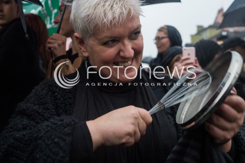  03.10.2016 WARSZAWA <br />CZARNY PROTEST W WARSZAWIE PRZECIWKO NOWELIZACJI USTAWY ABORYJNEJ<br /> MANIFESTACJA POD KOLUMNA ZYGMUNTA <br /> N/Z UCZESTNICY<br />  
