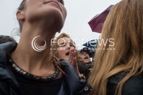  03.10.2016 WARSZAWA <br />CZARNY PROTEST W WARSZAWIE PRZECIWKO NOWELIZACJI USTAWY ABORYJNEJ<br /> MANIFESTACJA POD KOLUMNA ZYGMUNTA <br /> N/Z UCZESTNICY<br />  