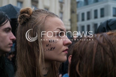  03.10.2016 WARSZAWA <br />CZARNY PROTEST W WARSZAWIE PRZECIWKO NOWELIZACJI USTAWY ABORYJNEJ<br /> MANIFESTACJA POD KOLUMNA ZYGMUNTA <br /> N/Z UCZESTNICY<br />  