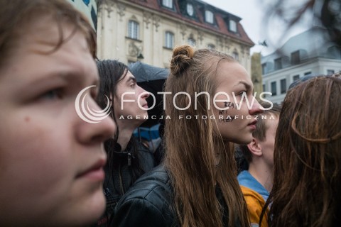  03.10.2016 WARSZAWA <br />CZARNY PROTEST W WARSZAWIE PRZECIWKO NOWELIZACJI USTAWY ABORYJNEJ<br /> MANIFESTACJA POD KOLUMNA ZYGMUNTA <br /> N/Z UCZESTNICY<br />  