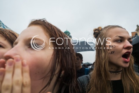  03.10.2016 WARSZAWA <br />CZARNY PROTEST W WARSZAWIE PRZECIWKO NOWELIZACJI USTAWY ABORYJNEJ<br /> MANIFESTACJA POD KOLUMNA ZYGMUNTA <br /> N/Z UCZESTNICY<br />  
