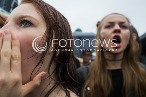  03.10.2016 WARSZAWA <br />CZARNY PROTEST W WARSZAWIE PRZECIWKO NOWELIZACJI USTAWY ABORYJNEJ<br /> MANIFESTACJA POD KOLUMNA ZYGMUNTA <br /> N/Z UCZESTNICY<br />  