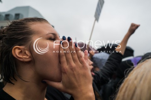  03.10.2016 WARSZAWA <br />CZARNY PROTEST W WARSZAWIE PRZECIWKO NOWELIZACJI USTAWY ABORYJNEJ<br /> MANIFESTACJA POD KOLUMNA ZYGMUNTA <br /> N/Z UCZESTNICY<br />  