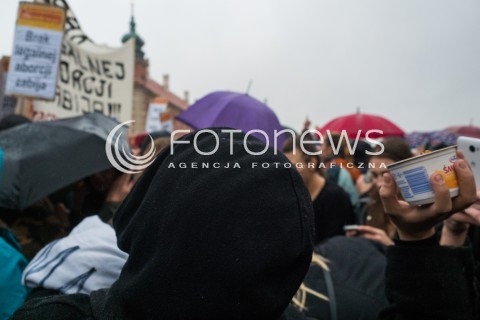  03.10.2016 WARSZAWA <br />CZARNY PROTEST W WARSZAWIE PRZECIWKO NOWELIZACJI USTAWY ABORYJNEJ<br /> MANIFESTACJA POD KOLUMNA ZYGMUNTA <br /> N/Z UCZESTNICY RZUCAJA SMIETANA W KONTRMANIFESTACJE PRO LIFE<br />  