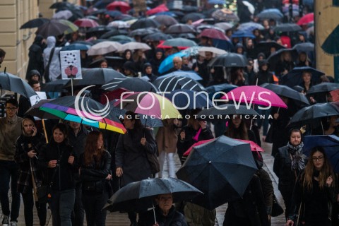  03.10.2016 WARSZAWA <br />CZARNY PROTEST W WARSZAWIE PRZECIWKO NOWELIZACJI USTAWY ABORYJNEJ<br /> MANIFESTACJA POD KOLUMNA ZYGMUNTA <br /> N/Z UCZESTNICY<br />  
