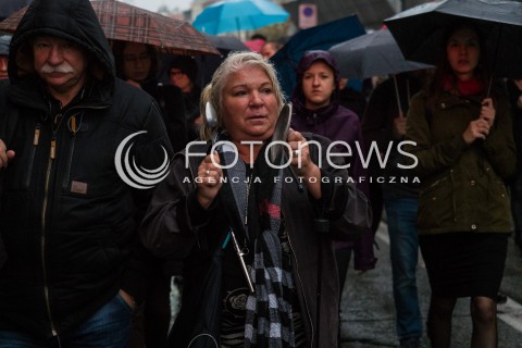  03.10.2016 WARSZAWA <br />CZARNY PROTEST W WARSZAWIE PRZECIWKO NOWELIZACJI USTAWY ABORYJNEJ<br /> MANIFESTACJA POD KOLUMNA ZYGMUNTA <br /> N/Z UCZESTNICY<br />  