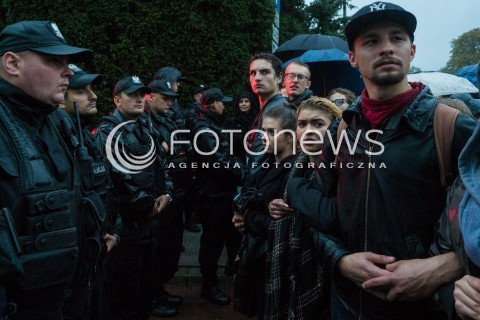  03.10.2016 WARSZAWA <br />CZARNY PROTEST W WARSZAWIE PRZECIWKO NOWELIZACJI USTAWY ABORYJNEJ<br /> MANIFESTACJA POD SEJMEM <br /> N/Z UCZESTNICY<br />  