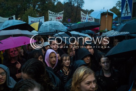  03.10.2016 WARSZAWA <br />CZARNY PROTEST W WARSZAWIE PRZECIWKO NOWELIZACJI USTAWY ABORYJNEJ<br /> MANIFESTACJA POD SEJMEM <br /> N/Z UCZESTNICY<br />  