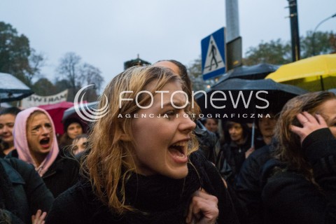  03.10.2016 WARSZAWA <br />CZARNY PROTEST W WARSZAWIE PRZECIWKO NOWELIZACJI USTAWY ABORYJNEJ<br /> MANIFESTACJA POD SEJMEM <br /> N/Z UCZESTNICY<br />  