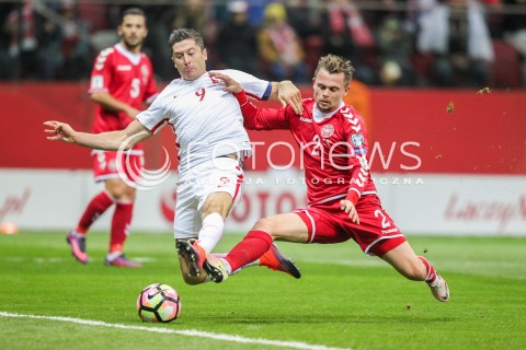  08.10.2016 WARSZAWA PILKA NOZNA <br />FOOTBALL POLISH ELIMINACJE MS 2018<br />MECZ POLSKA - DANIA NA STADIONIE NARODOWYM<br />N/Z ROBERT LEWANDOWSKI  PETER ANKERSEN <br /> 