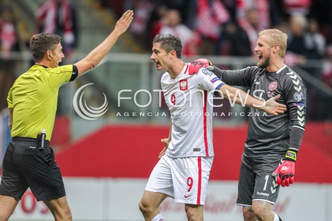  08.10.2016 WARSZAWA PILKA NOZNA <br />FOOTBALL POLISH ELIMINACJE MS 2018<br />MECZ POLSKA - DANIA NA STADIONIE NARODOWYM<br />N/Z ROBERT LEWANDOWSKI  KASPER SCHMEICHEL SEDZIA<br /> 