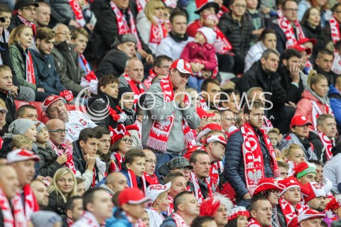  08.10.2016 WARSZAWA PILKA NOZNA <br />FOOTBALL POLISH ELIMINACJE MS 2018<br />MECZ POLSKA - DANIA NA STADIONIE NARODOWYM<br />N/Z KIBICE DOPING EMOCJE MODLITWA SZALIKI TRYBUNY<br /> 