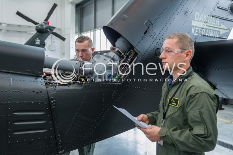  10.10.2016 MIELEC <br />WIZYTA PREMIER BEATY SZYDLO W POLSKICH ZAKLADACH LOTNICZYCH PZL MIELEC <br />WIZYTA MA ZWIAZEK Z PLANEM ZAKUPU SMIGLOWCOW SIKORSKI BLACKHAWK DLA POLSKIEJ ARMII<br />ZDJECIE ILUSTRACYJNE<br />LINIA PRODUKCYJNA SMIGLOWCOW BLACKHAWK S-70I<br />N/Z PRACOWNICY SMIGLOWIEC HELIKOPTER SIKORSKY BLACKHAWK<br /> 