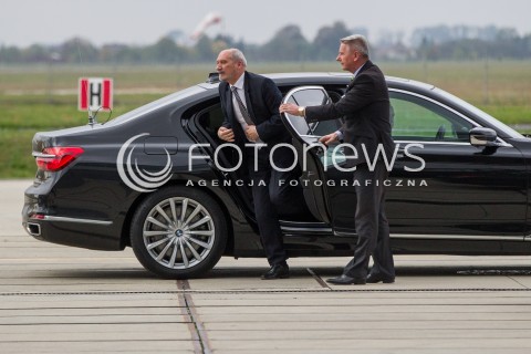  10.10.2016 MIELEC <br />WIZYTA PREMIER BEATY SZYDLO W POLSKICH ZAKLADACH LOTNICZYCH PZL MIELEC <br />WIZYTA MA ZWIAZEK Z PLANEM ZAKUPU SMIGLOWCOW SIKORSKI BLACKHAWK DLA POLSKIEJ ARMII<br />N/Z ANTONI MACIEREWICZ - MINISTER OBRONY NARODOWEJ<br /> 