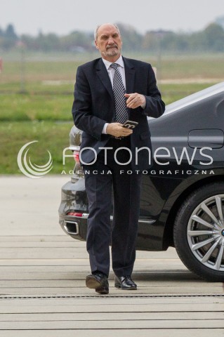  10.10.2016 MIELEC <br />WIZYTA PREMIER BEATY SZYDLO W POLSKICH ZAKLADACH LOTNICZYCH PZL MIELEC <br />WIZYTA MA ZWIAZEK Z PLANEM ZAKUPU SMIGLOWCOW SIKORSKI BLACKHAWK DLA POLSKIEJ ARMII<br />N/Z ANTONI MACIEREWICZ - MINISTER OBRONY NARODOWEJ<br /> 