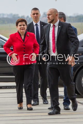  10.10.2016 MIELEC <br />WIZYTA PREMIER BEATY SZYDLO W POLSKICH ZAKLADACH LOTNICZYCH PZL MIELEC <br />WIZYTA MA ZWIAZEK Z PLANEM ZAKUPU SMIGLOWCOW SIKORSKI BLACKHAWK DLA POLSKIEJ ARMII<br />N/Z PREMIER BEATA SZYDLO BOR OCHRONA<br /> 