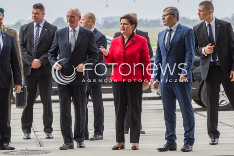  10.10.2016 MIELEC <br />WIZYTA PREMIER BEATY SZYDLO W POLSKICH ZAKLADACH LOTNICZYCH PZL MIELEC <br />WIZYTA MA ZWIAZEK Z PLANEM ZAKUPU SMIGLOWCOW SIKORSKI BLACKHAWK DLA POLSKIEJ ARMII<br />N/Z PREMIER BEATA SZYDLO ANTONI MACIEREWICZ - MINISTER OBRONY NARODOWEJ I JANUSZ ZAKRECKI - PREZES PZL MIELEC<br /> 