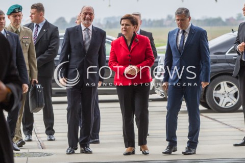  10.10.2016 MIELEC <br />WIZYTA PREMIER BEATY SZYDLO W POLSKICH ZAKLADACH LOTNICZYCH PZL MIELEC <br />WIZYTA MA ZWIAZEK Z PLANEM ZAKUPU SMIGLOWCOW SIKORSKI BLACKHAWK DLA POLSKIEJ ARMII<br />N/Z PREMIER BEATA SZYDLO ANTONI MACIEREWICZ - MINISTER OBRONY NARODOWEJ I JANUSZ ZAKRECKI - PREZES PZL MIELEC<br /> 