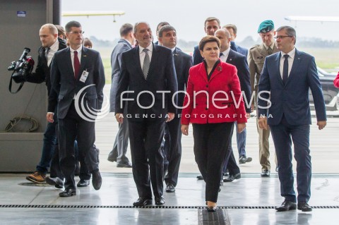  10.10.2016 MIELEC <br />WIZYTA PREMIER BEATY SZYDLO W POLSKICH ZAKLADACH LOTNICZYCH PZL MIELEC <br />WIZYTA MA ZWIAZEK Z PLANEM ZAKUPU SMIGLOWCOW SIKORSKI BLACKHAWK DLA POLSKIEJ ARMII<br />N/Z PREMIER BEATA SZYDLO ANTONI MACIEREWICZ - MINISTER OBRONY NARODOWEJ I JANUSZ ZAKRECKI - PREZES PZL MIELEC<br /> 