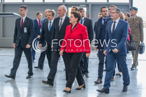  10.10.2016 MIELEC <br />WIZYTA PREMIER BEATY SZYDLO W POLSKICH ZAKLADACH LOTNICZYCH PZL MIELEC <br />WIZYTA MA ZWIAZEK Z PLANEM ZAKUPU SMIGLOWCOW SIKORSKI BLACKHAWK DLA POLSKIEJ ARMII<br />N/Z PREMIER BEATA SZYDLO ANTONI MACIEREWICZ - MINISTER OBRONY NARODOWEJ I JANUSZ ZAKRECKI - PREZES PZL MIELEC<br /> 