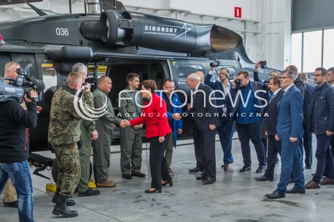  10.10.2016 MIELEC <br />WIZYTA PREMIER BEATY SZYDLO W POLSKICH ZAKLADACH LOTNICZYCH PZL MIELEC <br />WIZYTA MA ZWIAZEK Z PLANEM ZAKUPU SMIGLOWCOW SIKORSKI BLACKHAWK DLA POLSKIEJ ARMII<br />N/Z PREMIER BEATA SZYDLO ANTONI MACIEREWICZ - MINISTER OBRONY NARODOWEJ WITAJA SIE Z PRACOWNIKAMI I PILOTAMI PZL MIELEC<br /> 