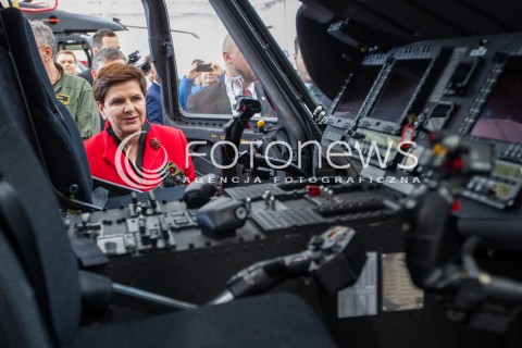  10.10.2016 MIELEC <br />WIZYTA PREMIER BEATY SZYDLO W POLSKICH ZAKLADACH LOTNICZYCH PZL MIELEC <br />WIZYTA MA ZWIAZEK Z PLANEM ZAKUPU SMIGLOWCOW SIKORSKI BLACKHAWK DLA POLSKIEJ ARMII<br />N/Z PREMIER BEATA SZYDLO OGLADA KOKPIT SMIGLOWCA SIKORSKI BLACK HAWK<br /> 