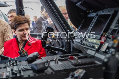  10.10.2016 MIELEC <br />WIZYTA PREMIER BEATY SZYDLO W POLSKICH ZAKLADACH LOTNICZYCH PZL MIELEC <br />WIZYTA MA ZWIAZEK Z PLANEM ZAKUPU SMIGLOWCOW SIKORSKI BLACKHAWK DLA POLSKIEJ ARMII<br />N/Z PREMIER BEATA SZYDLO OGLADA KOKPIT SMIGLOWCA SIKORSKI BLACK HAWK<br /> 