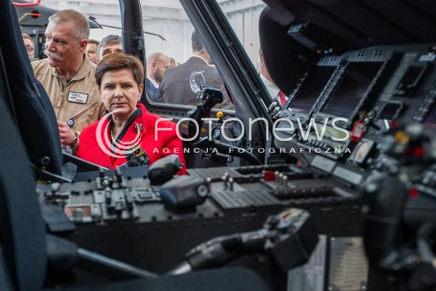  10.10.2016 MIELEC <br />WIZYTA PREMIER BEATY SZYDLO W POLSKICH ZAKLADACH LOTNICZYCH PZL MIELEC <br />WIZYTA MA ZWIAZEK Z PLANEM ZAKUPU SMIGLOWCOW SIKORSKI BLACKHAWK DLA POLSKIEJ ARMII<br />N/Z PREMIER BEATA SZYDLO OGLADA KOKPIT SMIGLOWCA SIKORSKI BLACK HAWK<br /> 