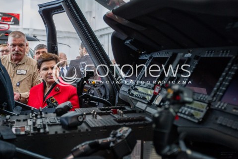  10.10.2016 MIELEC <br />WIZYTA PREMIER BEATY SZYDLO W POLSKICH ZAKLADACH LOTNICZYCH PZL MIELEC <br />WIZYTA MA ZWIAZEK Z PLANEM ZAKUPU SMIGLOWCOW SIKORSKI BLACKHAWK DLA POLSKIEJ ARMII<br />N/Z PREMIER BEATA SZYDLO OGLADA KOKPIT SMIGLOWCA SIKORSKI BLACK HAWK<br /> 
