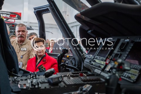  10.10.2016 MIELEC <br />WIZYTA PREMIER BEATY SZYDLO W POLSKICH ZAKLADACH LOTNICZYCH PZL MIELEC <br />WIZYTA MA ZWIAZEK Z PLANEM ZAKUPU SMIGLOWCOW SIKORSKI BLACKHAWK DLA POLSKIEJ ARMII<br />N/Z PREMIER BEATA SZYDLO OGLADA KOKPIT SMIGLOWCA SIKORSKI BLACKHAWK<br /> 