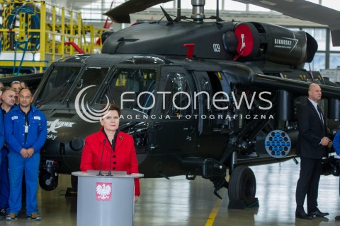  10.10.2016 MIELEC <br />WIZYTA PREMIER BEATY SZYDLO W POLSKICH ZAKLADACH LOTNICZYCH PZL MIELEC <br />WIZYTA MA ZWIAZEK Z PLANEM ZAKUPU SMIGLOWCOW SIKORSKI BLACKHAWK DLA POLSKIEJ ARMII<br />N/Z PREMIER BEATA SZYDLO - W TLE SMIGLOWIEC BLACKHAWK<br /> 